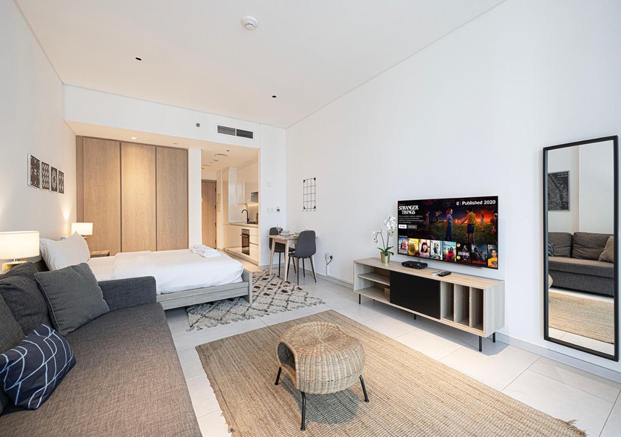Luxury Studios With Burj Khalifa Or Canal View In Downtown - Marquise Square Tower Дубай Стая снимка