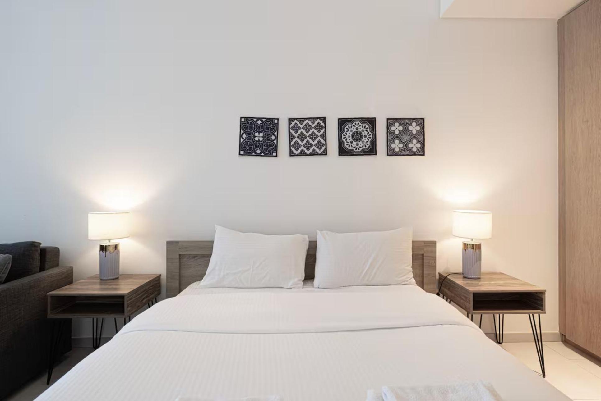 Luxury Studios With Burj Khalifa Or Canal View In Downtown - Marquise Square Tower Дубай Стая снимка